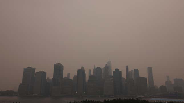 Imagen para el artículo titulado Photos: Wildfires Blanket NYC in Smoky Haze